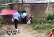 六安一居民家中遇馬蜂“做窩” 民警變身“拆遷專家”