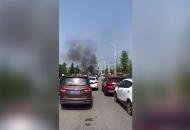 合肥深圳路與040縣道交口一輛黑色轎車自燃