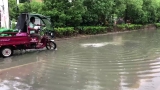 合肥蒙城北路一段出现积水 多名工作人员在现场排水