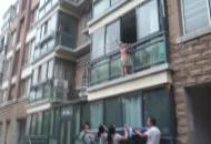淮北一6歲男童翻窗被困室外 消防架梯營救