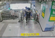 乘客地鐵車廂暈倒  女輔警百米沖刺施救并將其送到醫院