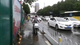 合肥黄山路宿松路交口暴雨引发积水 交警水中捡到5个机动车牌