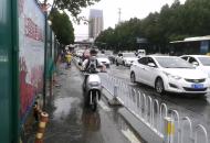 合肥黃山路宿松路交口暴雨引發積水 交警水中撿到5個機動車牌
