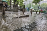 合肥黄山路上一窨井盖被雨水顶开  附近公交站台出现积水