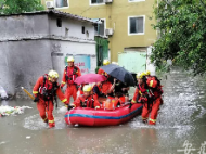 淮南：大雨成患村中被淹 民警消防員涉水營救被困村民