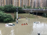 直击合肥内涝：北城积水严重  武警官兵人力推出多台被淹轿车