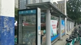 合肥十八岗公交候车亭装反了？ 设计单位：为了少占用人行道空间