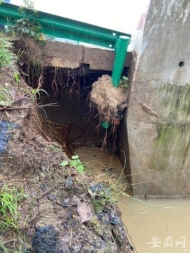六安一座橋梁因洪水沖刷導致橋肚基礎流失 橋面開裂民警救援
