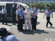 男子盜竊殺害鄰居夫婦 壽縣警方抓捕歸案押解男子指認現場