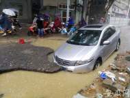 合肥曙光路突現(xiàn)路面塌陷 路邊車輛被“坑”