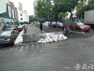 合肥貴池路低洼路段積水嚴重 家居賣場物業(yè)臨時搭建防洪墻