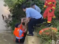 合肥一男子下河醒酒遭遇溺水 幸被民警救出