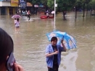 直擊合肥內澇|北城軍港新村商戶：積水在三分鐘左右就進店里