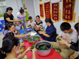 “童欣爱”志愿者和孩子们一起包粽子