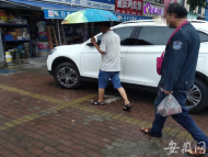 男子舉止異常拎大袋百元鈔票街頭閑逛  城管將其護送至銀行