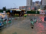 合肥环卫保洁人员疏通下水管道 加快路面排水