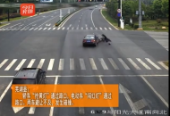 电动车闯红灯遇到轿车抢黄灯   骑车男子被撞飞