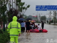 高鐵淮南南站廣場被淹   民警水中擺渡旅客