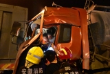 货车路口减速遭后车追尾 芜湖消防紧急救出被困司机