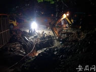 合肥習友路一供水管道爆管   供水搶修人員正連夜搶修