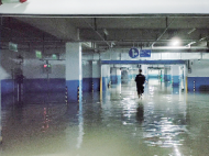 合肥云際路變“汪洋” 積水灌入旁邊小區的地下車庫