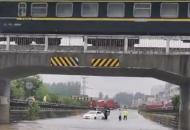 阜南下暴雨 省道328鐵路橋下轎車被淹