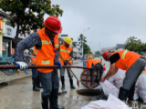 磨店美食街积水消退 临时排水管道6月14日晚建成 