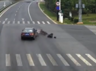 男子骑车“闯红灯”，遇到了轿车“抢黄灯” 发生碰撞
