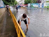 鼓掌！道路上积水严重，合肥这位热心大姐自发排积水