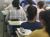 數(shù)十年同窗情 他們是咋維系的？