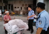 八旬老奶奶拾荒忘記回家路  民警溫情護(hù)送回家