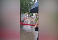 淮南：大雨成患村中被淹 民警消防員涉水營救被困村民