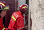 淮北一8歲女童被卡墻體夾縫 消防破墻救援