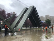 直擊合肥內澇：北城積水路段正在架設機械化橋