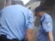 靈璧一男子因家庭瑣事喝藥輕生 特警翻墻救助送醫