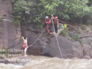 歙縣：山洪困住釣魚者 他躍入咆哮河水救人