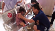 4歲女孩貪玩腿卡座椅縫隙 蕪湖消防及時施救