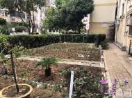 小區公共綠地成了私人“小花園”   是否該拆起爭議