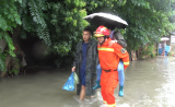 持续强降雨致居民家中被淹 芜湖消防紧急转移救援