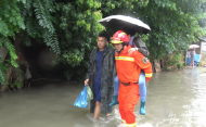 持續強降雨致居民家中被淹 蕪湖消防緊急轉移救援