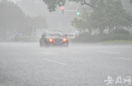 暴雨导致合肥磨店美食街积水 新站高新区开建临时排水管道