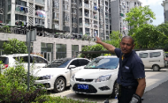 宣城一小區八樓住戶家中失火  電工從隔壁爬進助力滅火