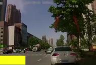 合肥一大貨車將老人撞倒在車底險遭碾壓
