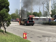 合肥深圳路與040縣道交口一輛黑色轎車自燃