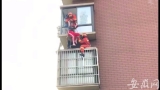 13岁女孩与家人闹矛盾欲跳楼  无为消防员从四楼爬窗户解救