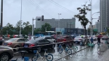 合肥笔峰路积水已经消退 但路口通行缓慢