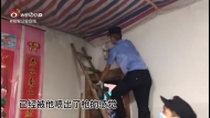 六安一居民家中遇馬蜂“做窩” 民警變身“拆遷專家”