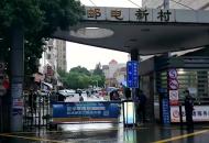 合肥郵電新村供水管道破裂形成噴泉 供水人員緊急搶修