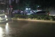 越野車突發自燃 淮南民警冒雨火速救援