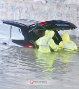 阜南县普降暴雨 积水中救援越野车